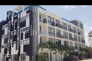 un edificio con una fachada en blanco y negro en Mayakën-Amazing Urban Jungle -Private Plunge Pool, en Tulum