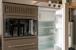 uma cozinha com um micro-ondas no frigorífico em Nr WINDSOR stunning 1 bedroom self contained property in Burnham near Heathrow em Burnham