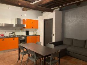 uma cozinha e uma sala de jantar com uma mesa e um sofá em CASA GINESTRA em Campiglia Marittima
