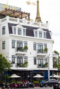 Paris Hotel & Cafe في فينه لونج: مبنى في خلفية برج ايفل