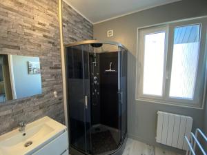 a bathroom with a shower and a sink at Villa Liliane appartement de 55 m2 in Mers-les-Bains