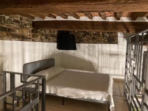 um quarto com uma cama num quarto em CASA GINESTRA em Campiglia Marittima