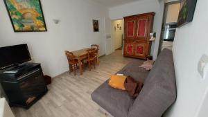 salon z kanapą i stołem w obiekcie 20 Rue Châtel w mieście Verdun +3 zdjęcia