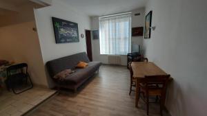 salon z kanapą i stołem w obiekcie 20 Rue Châtel w mieście Verdun