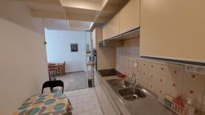 mała kuchnia ze zlewem i stołem w obiekcie 20 Rue Châtel w mieście Verdun
