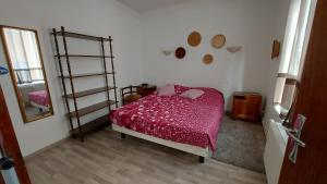 sypialnia z łóżkiem z czerwoną kołdrą w obiekcie 20 Rue Châtel w mieście Verdun