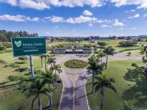 un panneau à l'entrée du complexe hôtelier d'un million de mètres cubes dans l'établissement Casa dos sonhos, relaxar Ninho Verde 1 com Piscina, à Quadra