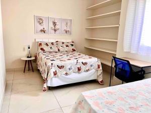 une chambre avec un lit, une table et une chaise dans l'établissement Casa dos sonhos, relaxar Ninho Verde 1 com Piscina, à Quadra 64 autres photos