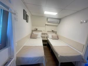 a row of beds in a hospital room at Hotel Plutitor Egreta1 in Sfântu Gheorghe