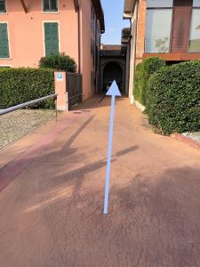 a white pole in the middle of a street at Luxury industrial apt vicino al centro con garage in Brescia