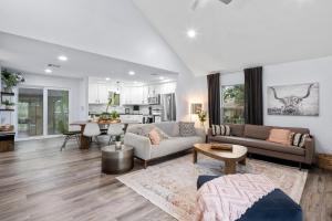 Et opholdsområde på Lake LBJ 4BR Home w/ Boat Deck, Huge Yard