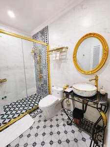 Phòng tắm tại Paris Hotel & Cafe
