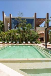 uma piscina em frente a um edifício em Modern Urban Jungle with Luxury Mayan Style em Tulum