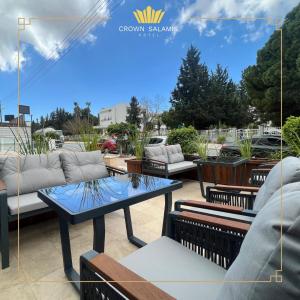 een patio met banken en tafels bij Crown Salamis Hotel in Famagusta