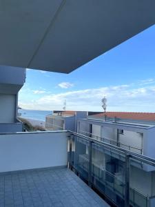 balcone di un edificio con vista sull'oceano di smeraldo sul mare con grande balcone a Torino di Sangro