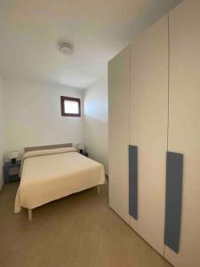 una camera con un letto e un armadio di smeraldo sul mare con grande balcone a Torino di Sangro