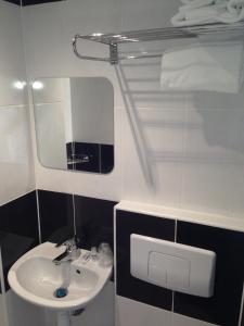 a bathroom with a sink and a mirror at Le balladins de Saint-Quentin Gauchy in Saint-Quentin +51 photos