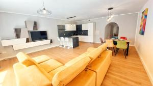una sala de estar con un sofá y una mesa en Sliema Apartment only for families - Central 3 bedrooms, en Sliema