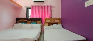 Postel nebo postele na pokoji v ubytování PATEL HOME STAY