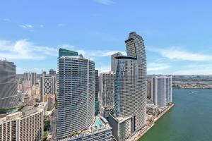 une vue aérienne sur une ville avec de grands bâtiments dans l'établissement PENTHOUSE 2BR ICON WHOTEL Brickell Miami, à Miami