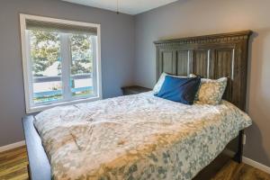 um quarto com uma cama e uma janela em Lakefront Arkansas Escape with Grill, Dock and Kayaks! em Horseshoe Bend