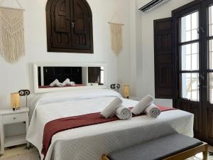 ein Schlafzimmer mit einem großen Bett, auf dem Handtücher liegen in der Unterkunft Casa Remanso de la Judería in Córdoba
