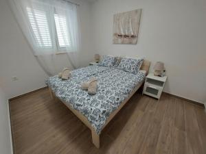 Postel nebo postele na pokoji v ubytování Seashells Apartments Tribunj