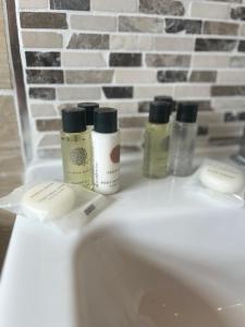 eine Gruppe von vier Flaschen auf einem Waschbecken in der Unterkunft Lavender Cottage in Oundle