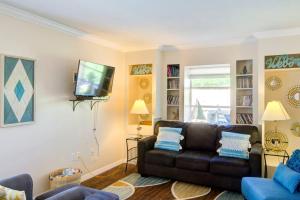uma sala de estar com um sofá e uma televisão em Close to Siesta Key, Shopping, Restaurants & More! em Sarasota