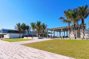 um edifício com palmeiras em frente a um parque em Close to Siesta Key, Shopping, Restaurants & More! em Sarasota