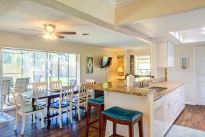 uma cozinha e sala de jantar com mesa e cadeiras em Close to Siesta Key, Shopping, Restaurants & More! em Sarasota