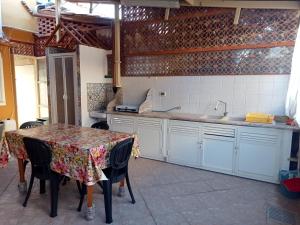 A kitchen or kitchenette at Casa Sole e Mare indipendente a Triscina