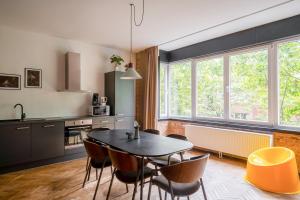 - une cuisine avec une table et des chaises dans la chambre dans l'établissement Smartflats - the Brooklyn Antwerp, à Anvers