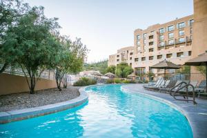 uma piscina no meio de um edifício em JW Marriott Tucson Starr Pass Resort em Tucson