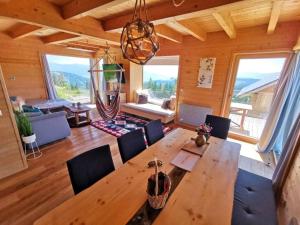 ein Esszimmer mit einem Holztisch und Stühlen in der Unterkunft Chalet Luna in Klippitztorl