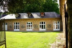 Brailly-CornehotteにあるChâteau Florian XVIII siècle 700 m2, parc 10 hectaresの白窓のある大きなレンガ造りの家