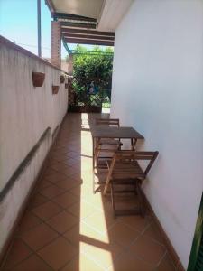 een rij tafels en stoelen op een patio bij Appartamento per brevi periodi. in Scafati