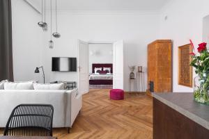 - un salon avec un lit et une chambre dans l'établissement Cracovian Home - LoftAffair, à Cracovie