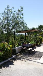 una mesa de picnic y un pabellón en un jardín en My House - Casa Charme, en Monchique