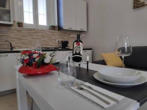 encimera de cocina con mesa y copa de vino en Corte del Camparo, en Arcore