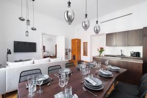 une salle à manger avec une table et un canapé dans l'établissement Cracovian Home - LoftAffair, à Cracovie
