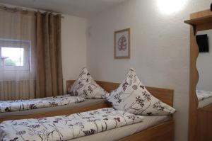 1 dormitorio con 2 camas y ventana en Penzion Levandule, en Rumburk