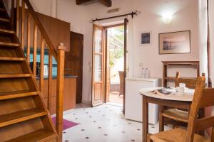 Habitación con escalera, mesa y cocina en Xenon Apartments, en La Canea