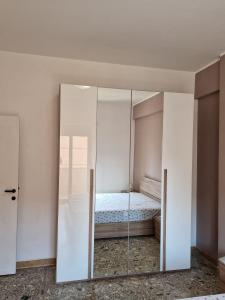 um quarto com uma cama e um espelho em Malatesta House em Roma