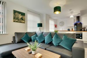 Posezení v ubytování Charltons Bonds Apartments 6 by Week2Week