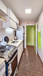 Η κουζίνα ή μικρή κουζίνα στο Hermoso departamento en mar del plata por ubicación vista buen gusto y equipamiento