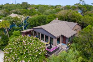 富丽海滩Folly Vacation 620 Entire Home plus Apt, one block to the beach and pet friendly的鲜花屋的空中景致