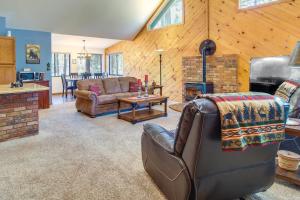 - un salon avec un canapé et une cheminée dans l'établissement Pinetop-Lakeside Family Home Near Rainbow Lake!, à Pinetop-Lakeside