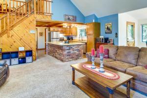 - un salon avec un canapé et une table dans l'établissement Pinetop-Lakeside Family Home Near Rainbow Lake!, à Pinetop-Lakeside