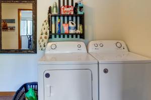 - deux lave-linge dans une buanderie avec un miroir dans l'établissement Less Than 1 Mi to Rainbow Lake Family Home with Fire Pit, à Pinetop-Lakeside 26 autres photos